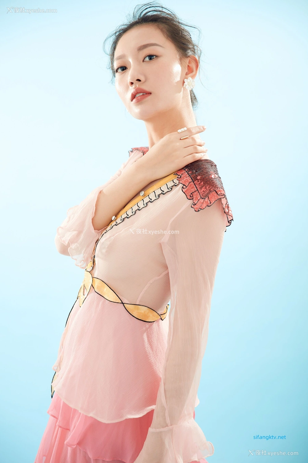 1P - 内地女演员曹成方子性感透点写真
