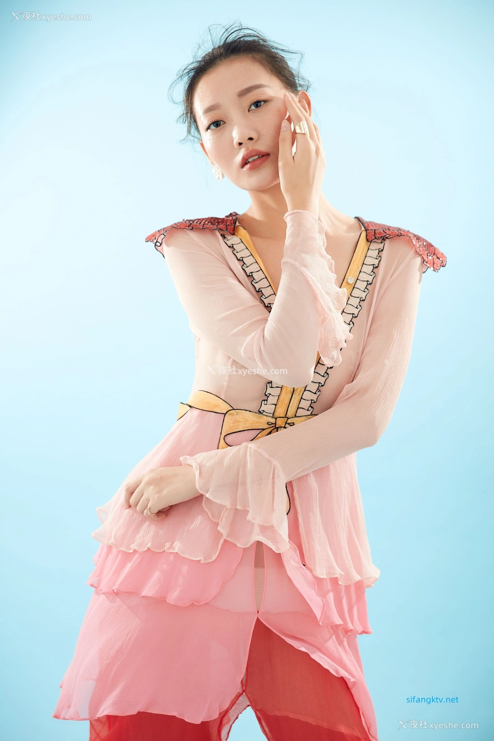 1P - 内地女演员曹成方子性感透点写真