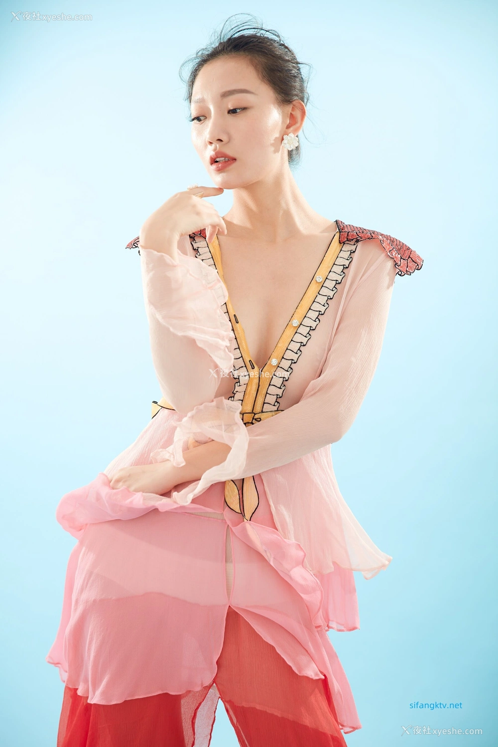 1P - 内地女演员曹成方子性感透点写真