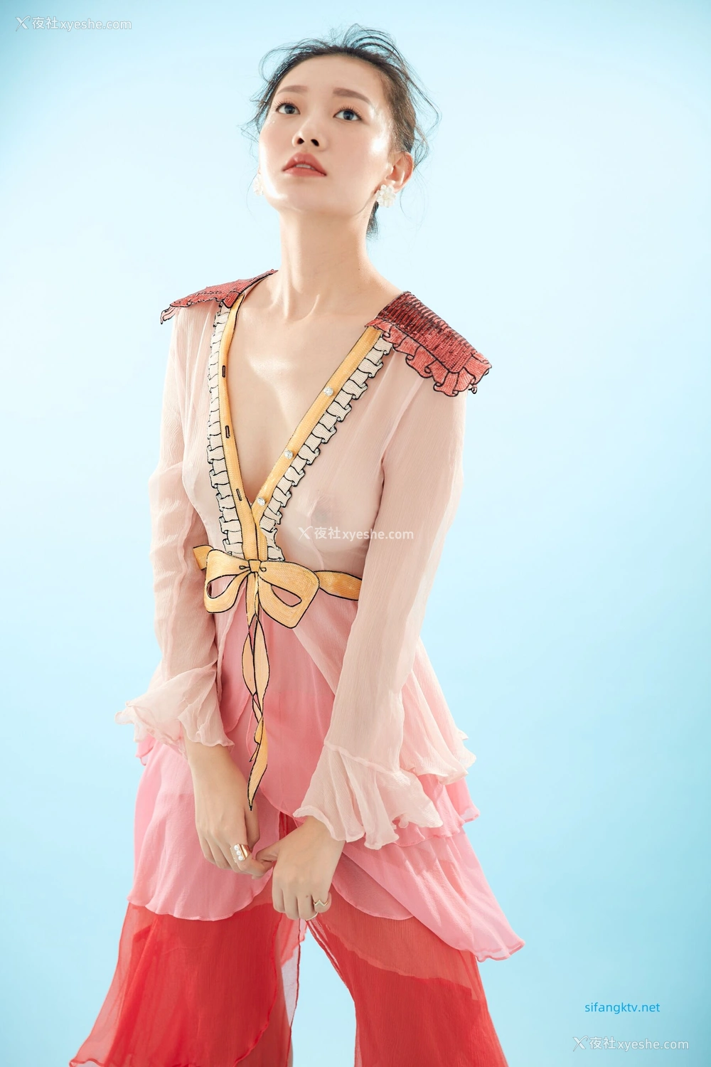 1P - 内地女演员曹成方子性感透点写真