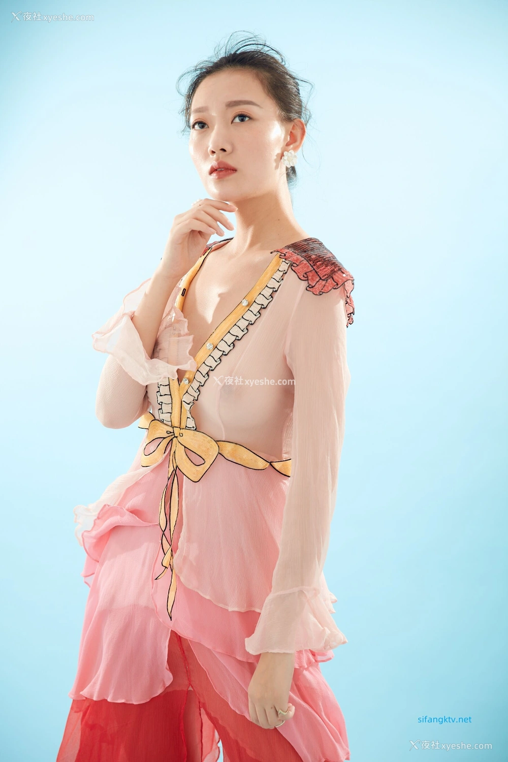 1P - 内地女演员曹成方子性感透点写真