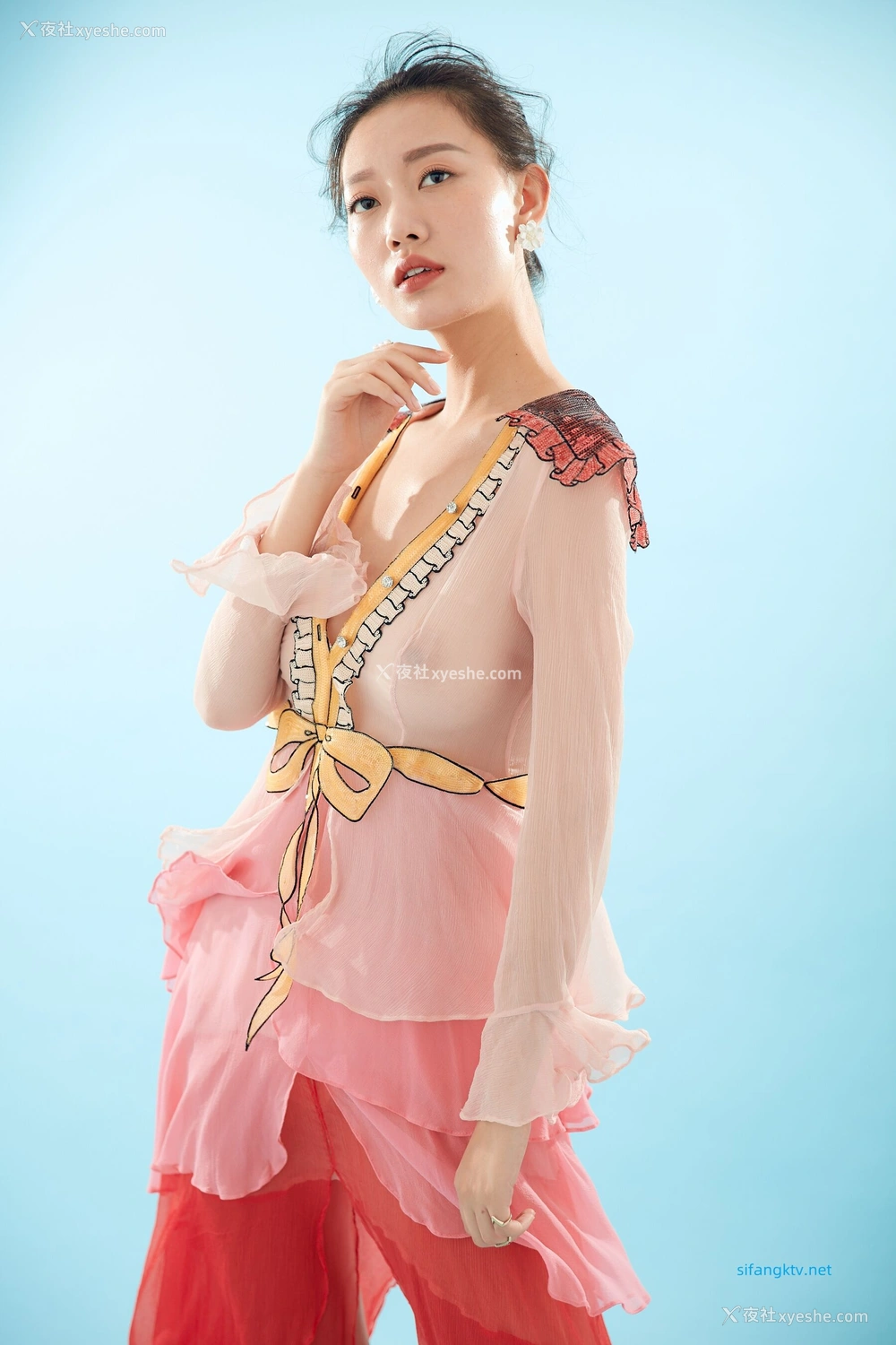 1P - 内地女演员曹成方子性感透点写真