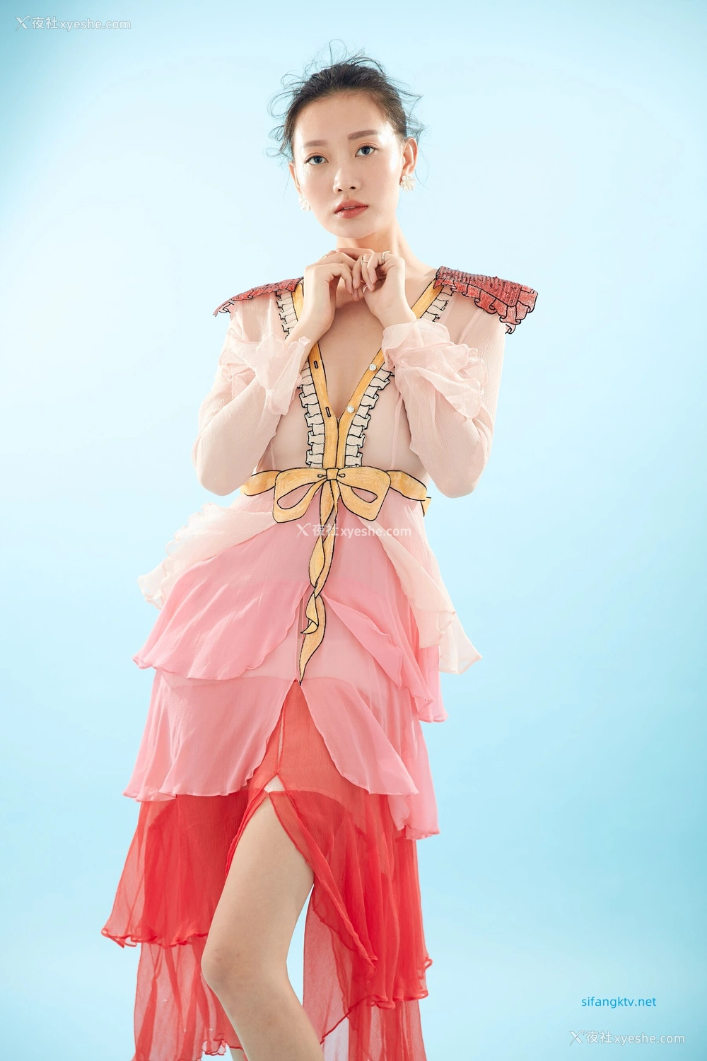 1P - 内地女演员曹成方子性感透点写真