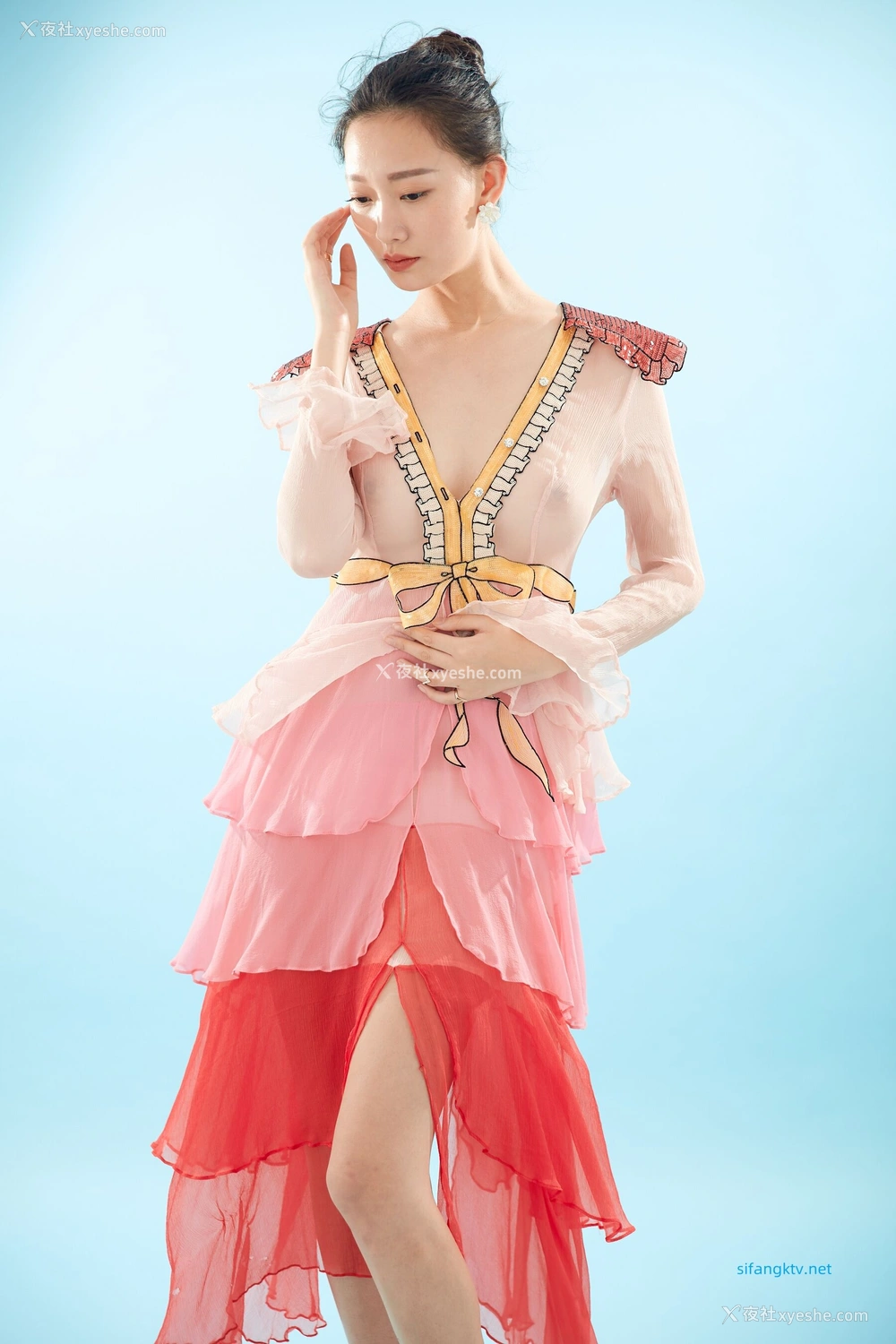 1P - 内地女演员曹成方子性感透点写真