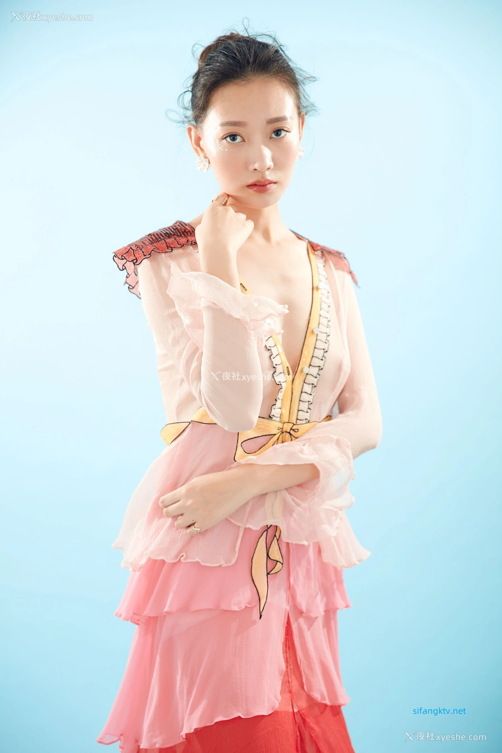 1P - 内地女演员曹成方子性感透点写真
