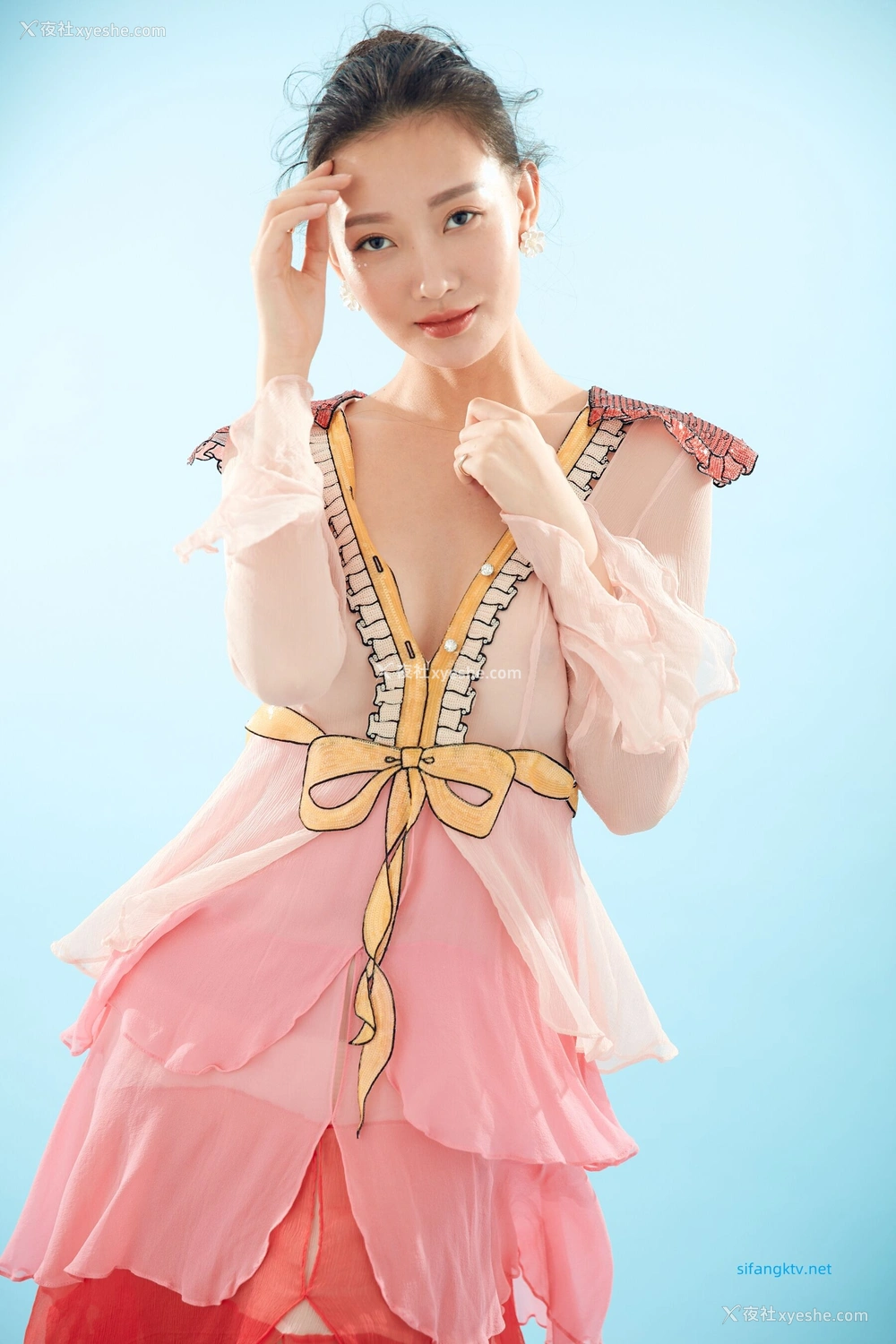 1P - 内地女演员曹成方子性感透点写真