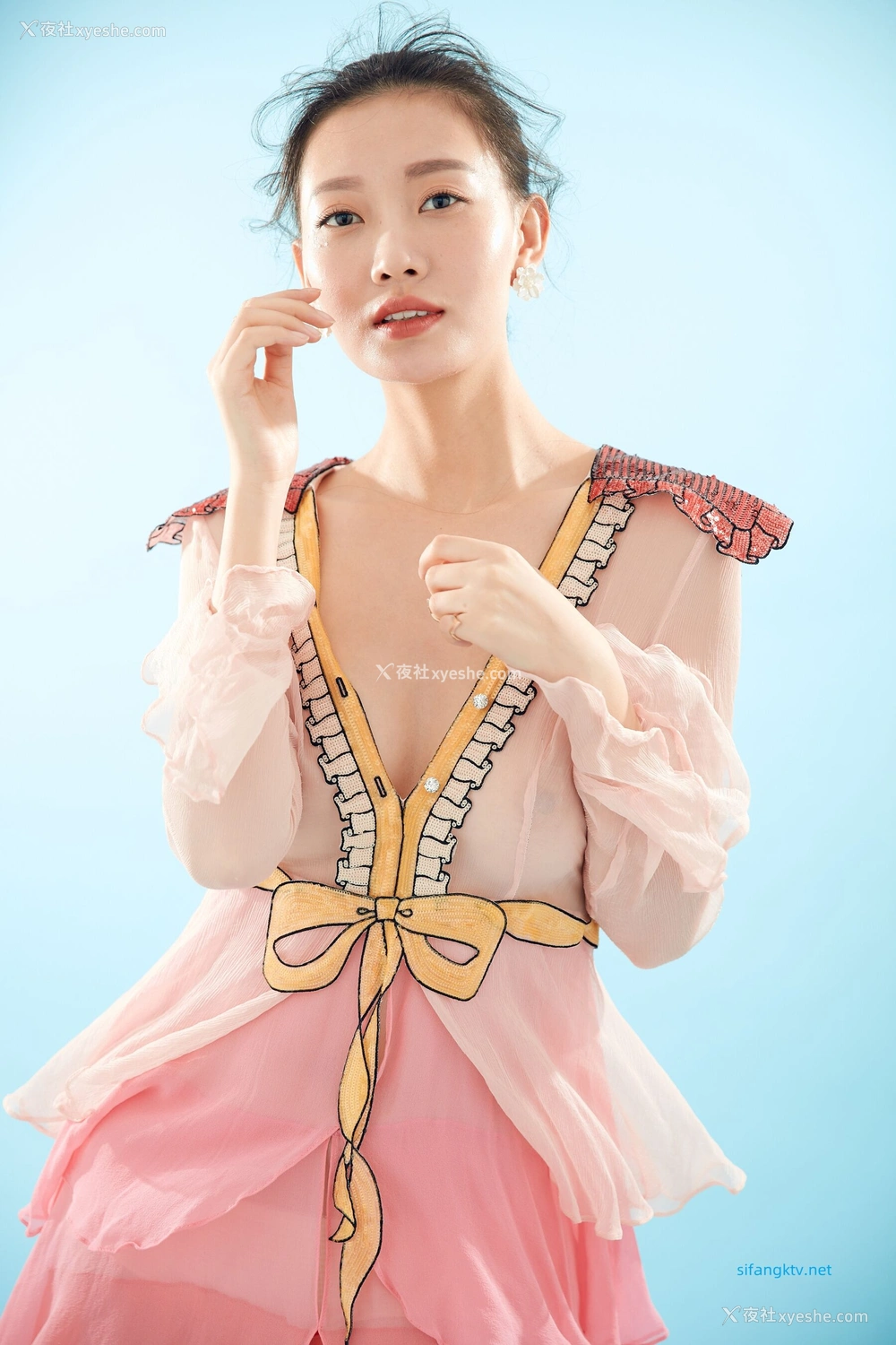 1P - 内地女演员曹成方子性感透点写真
