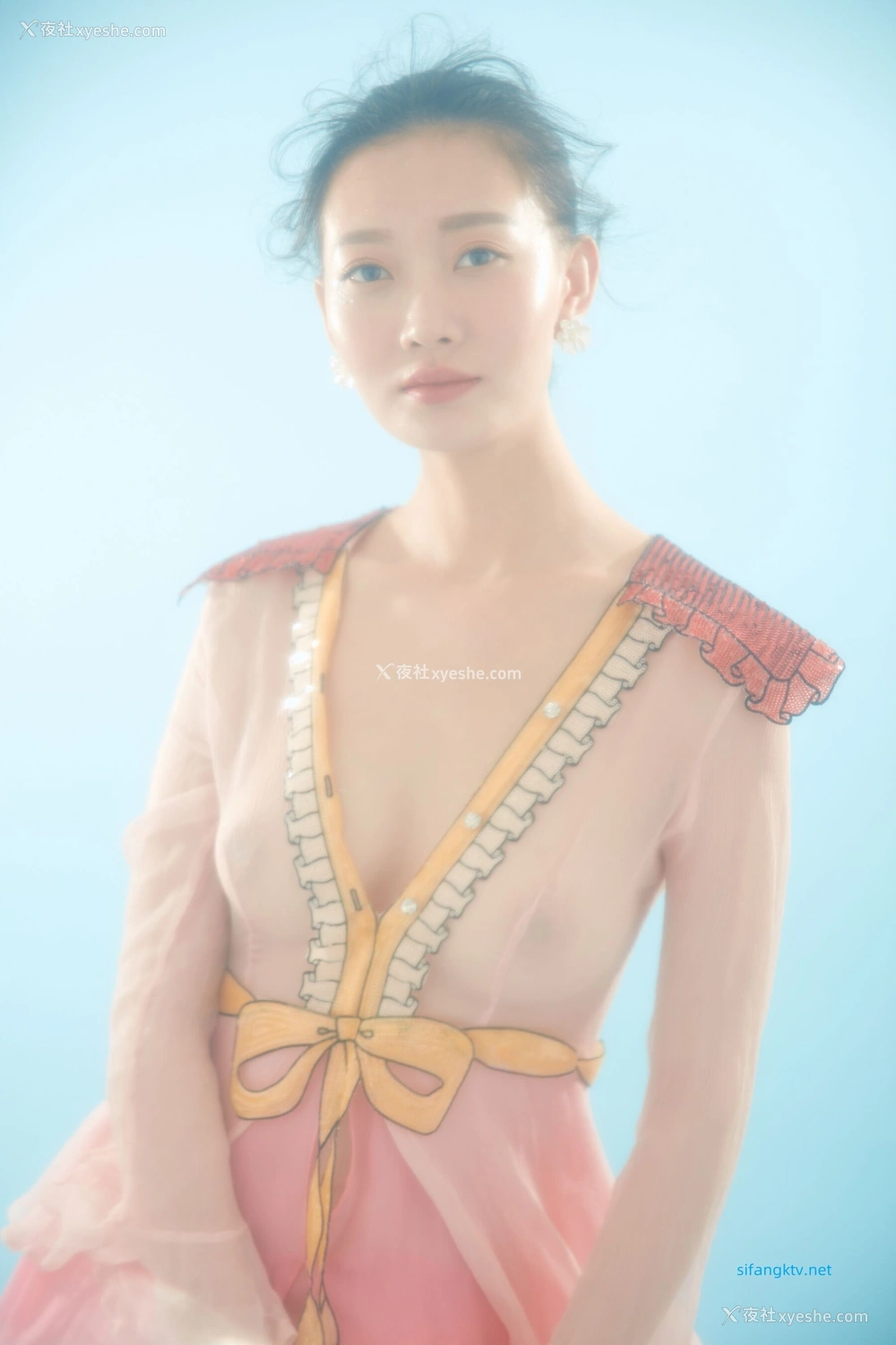 1P - 内地女演员曹成方子性感透点写真