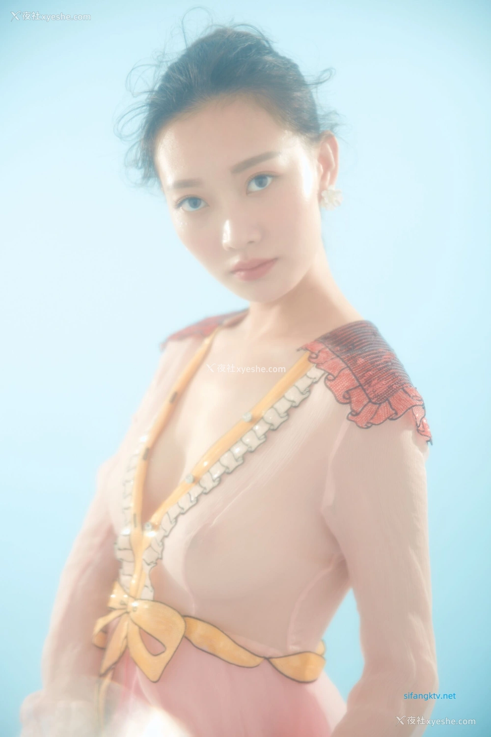 1P - 内地女演员曹成方子性感透点写真