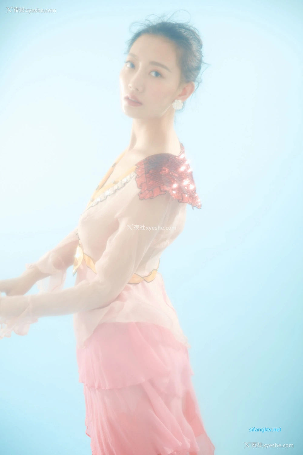 1P - 内地女演员曹成方子性感透点写真