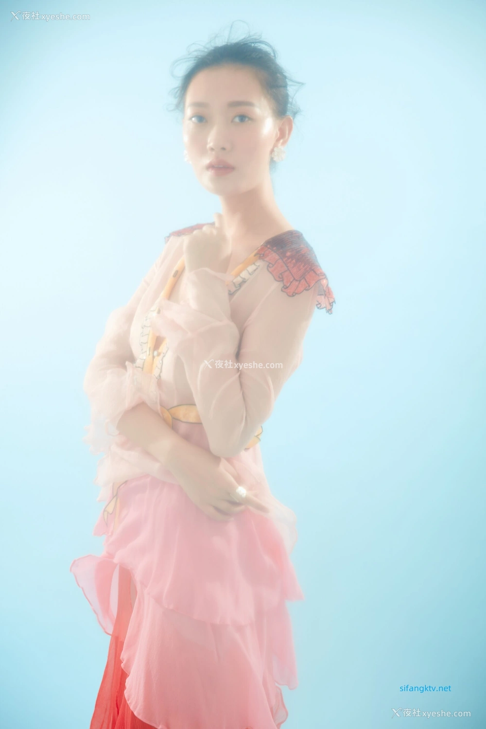 1P - 内地女演员曹成方子性感透点写真