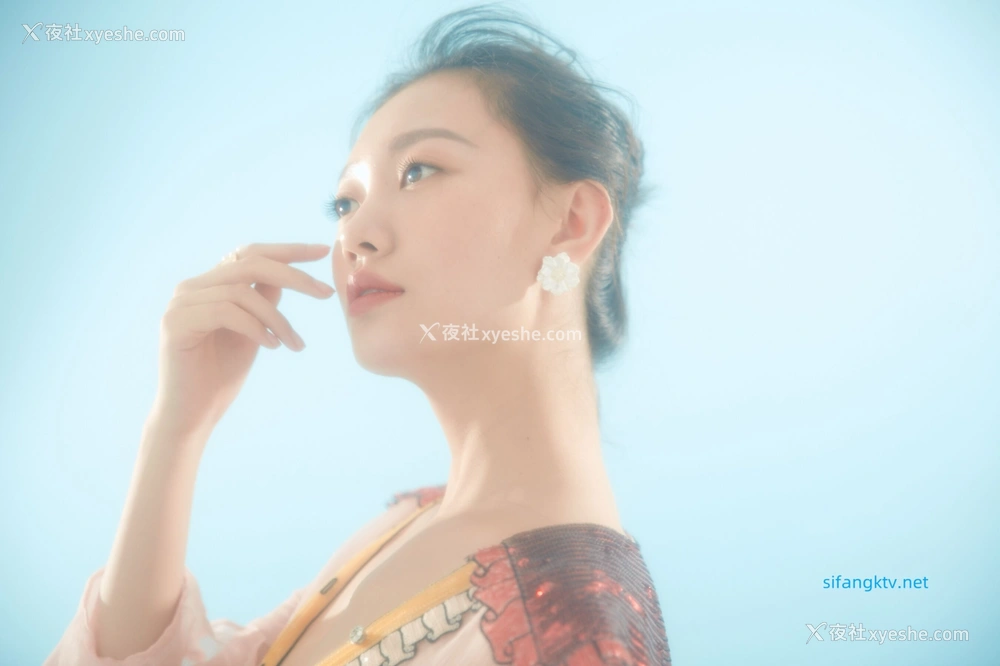1P - 内地女演员曹成方子性感透点写真
