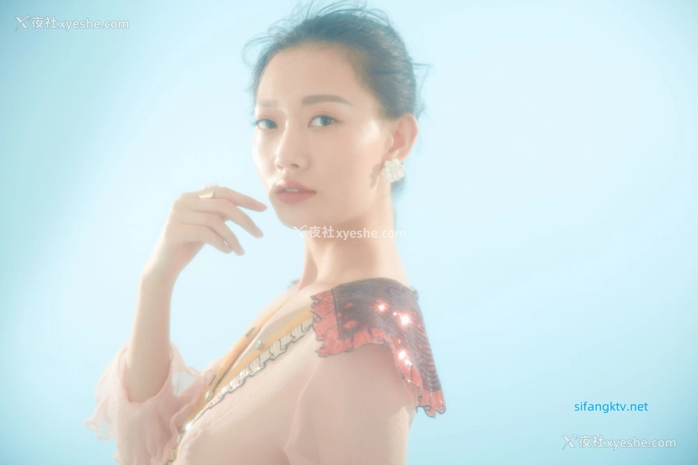 1P - 内地女演员曹成方子性感透点写真