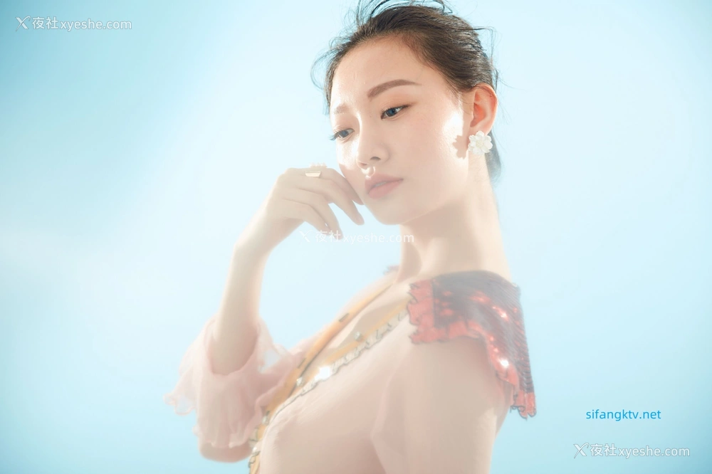 1P - 内地女演员曹成方子性感透点写真