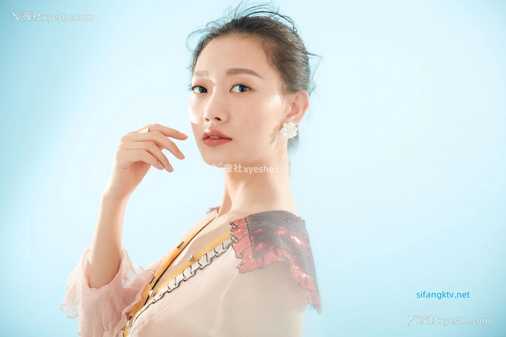 1P - 内地女演员曹成方子性感透点写真
