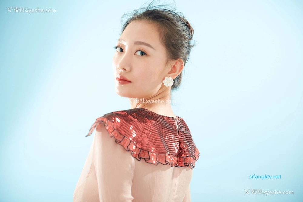 1P - 内地女演员曹成方子性感透点写真