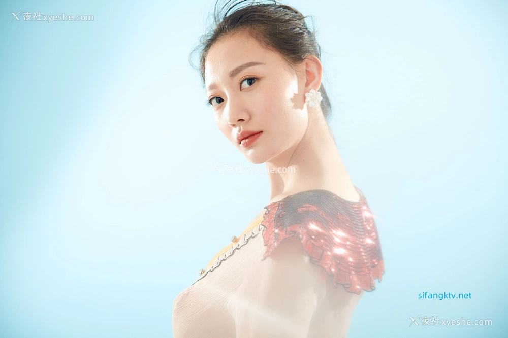 1P - 内地女演员曹成方子性感透点写真