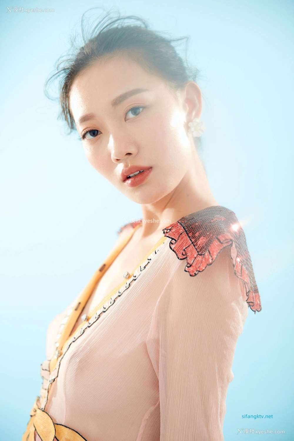 1P - 内地女演员曹成方子性感透点写真