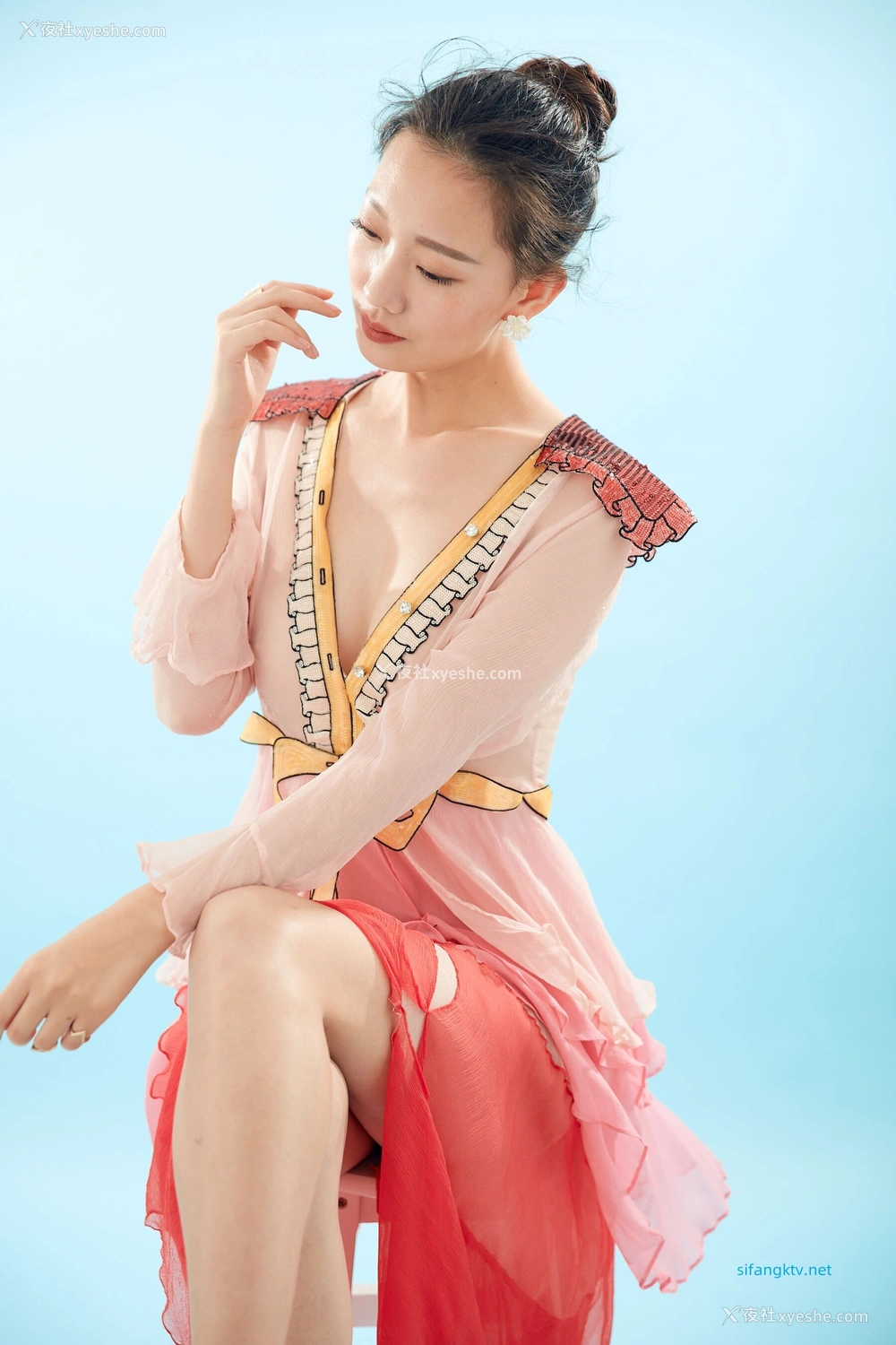 1P - 内地女演员曹成方子性感透点写真