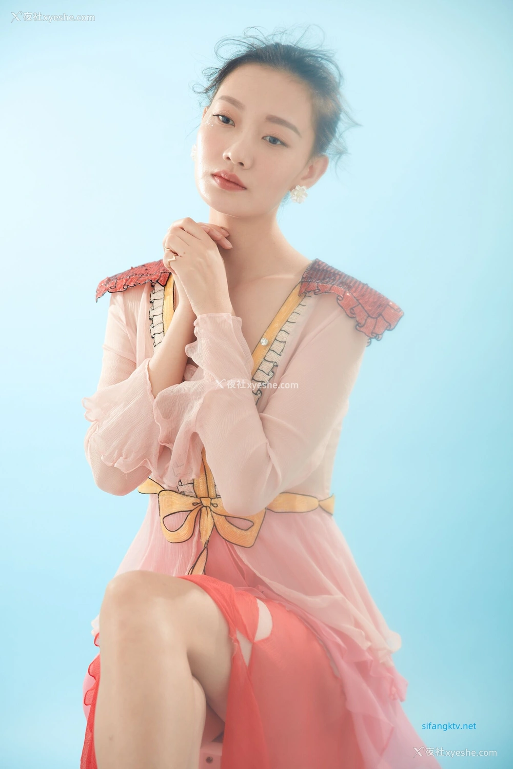 1P - 内地女演员曹成方子性感透点写真
