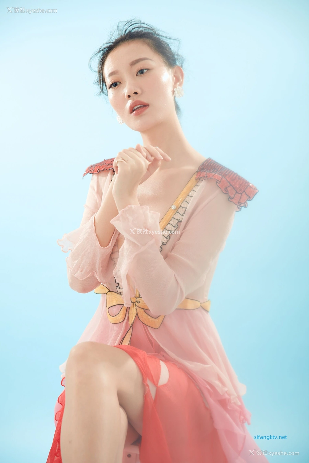 1P - 内地女演员曹成方子性感透点写真