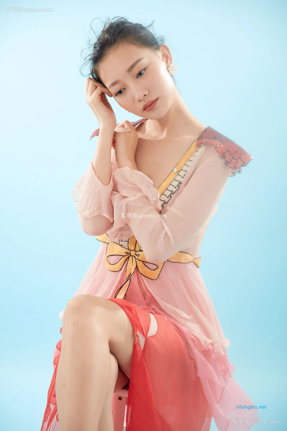 1P - 内地女演员曹成方子性感透点写真