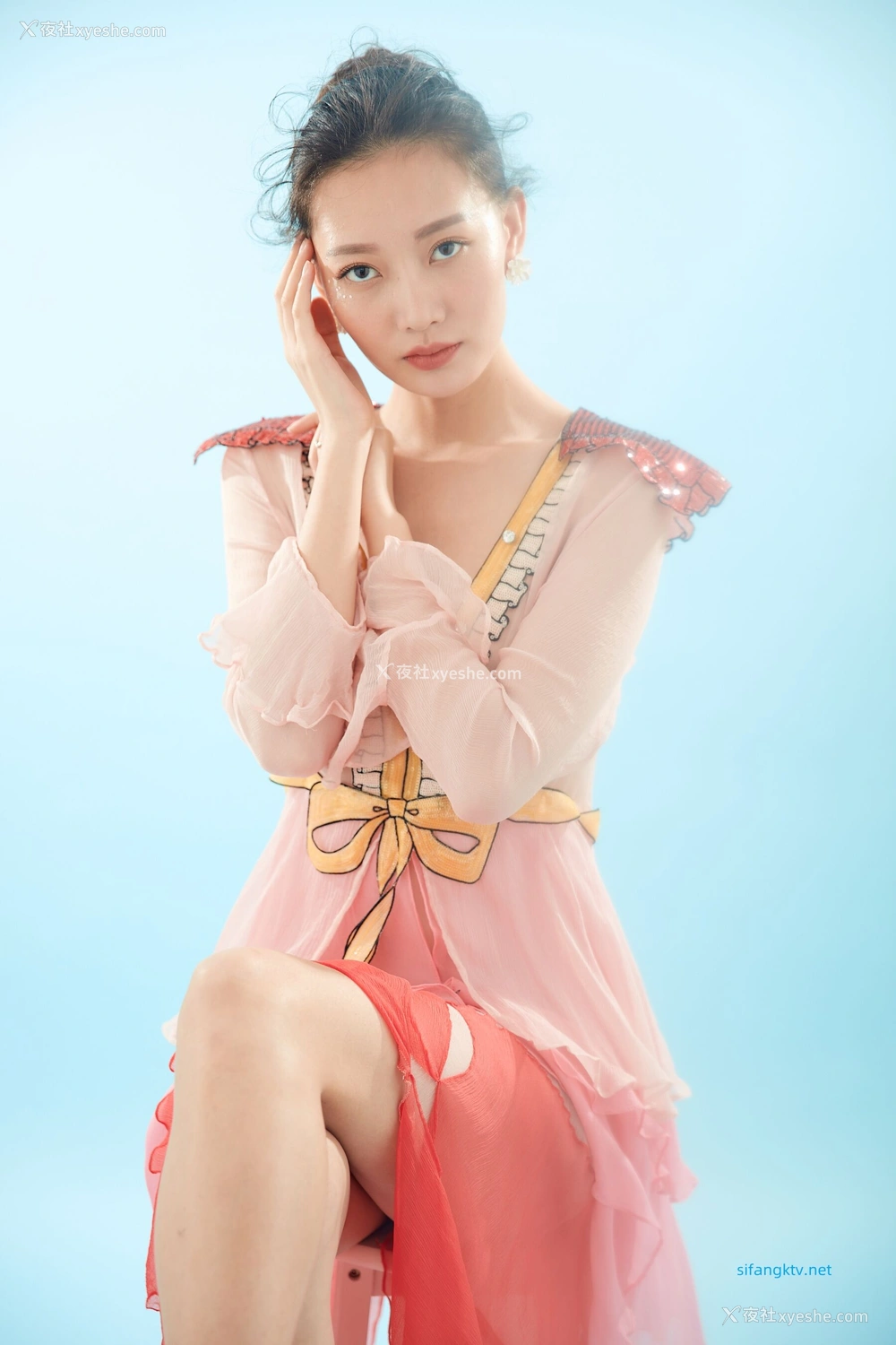 1P - 内地女演员曹成方子性感透点写真
