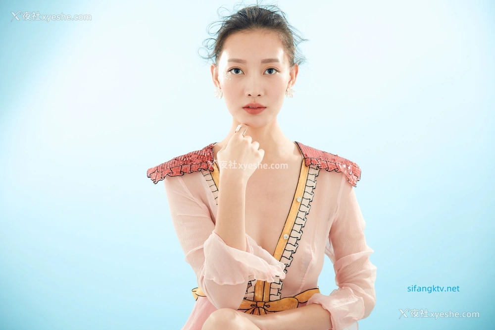 1P - 内地女演员曹成方子性感透点写真