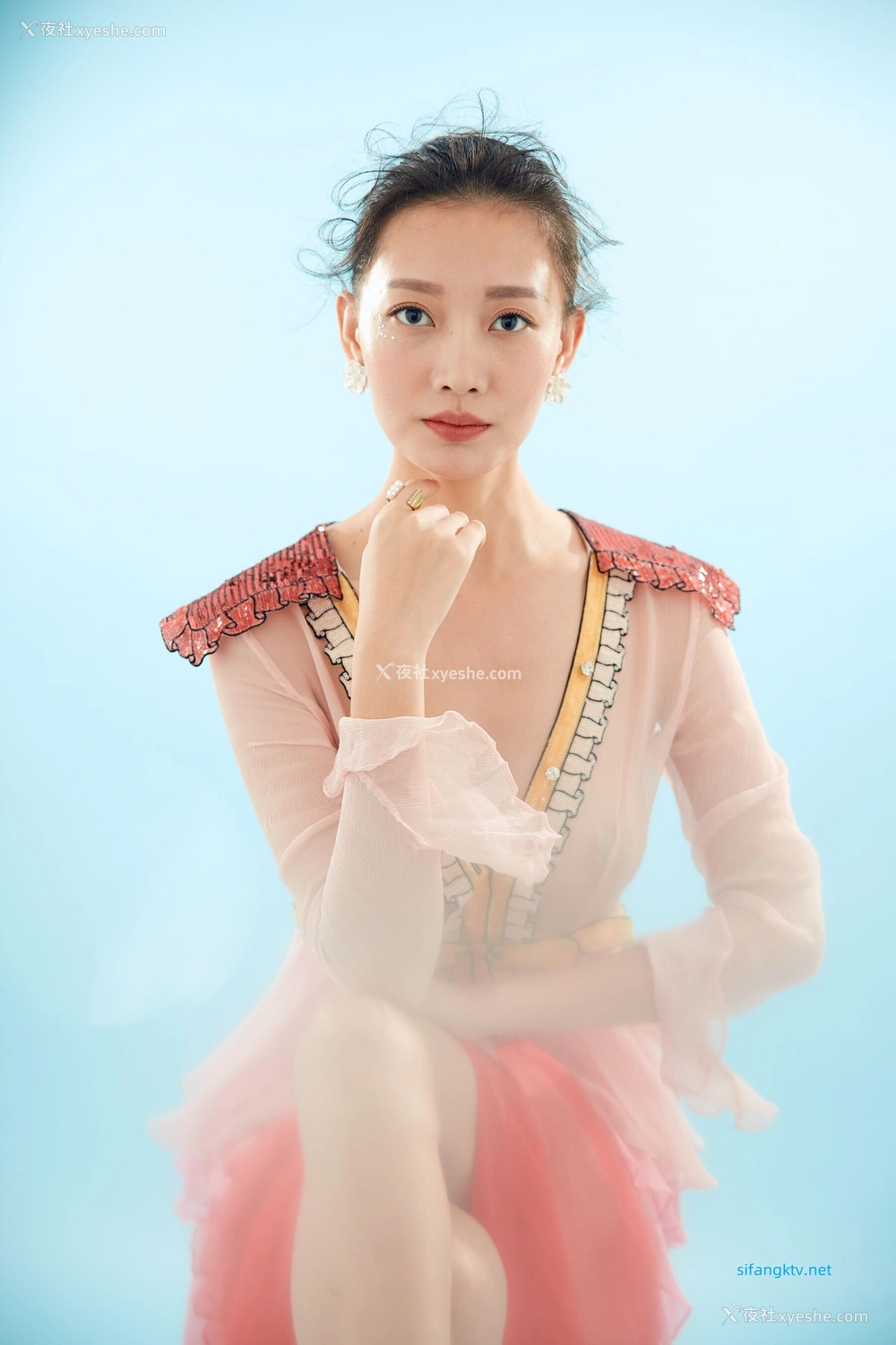 1P - 内地女演员曹成方子性感透点写真