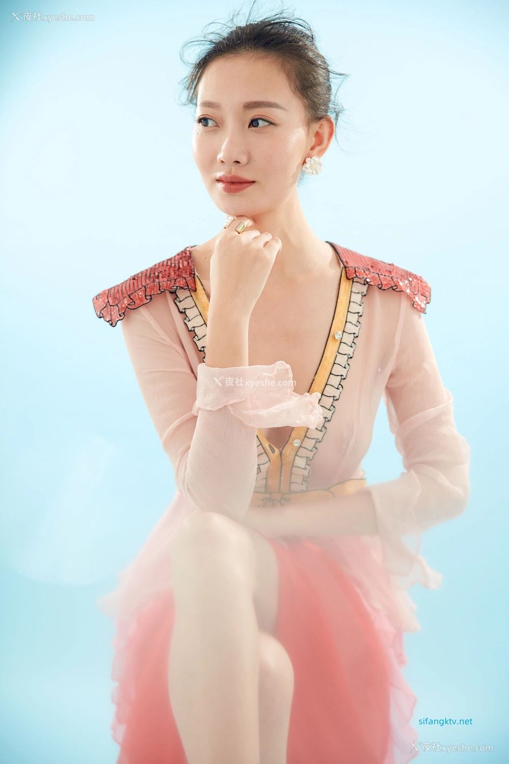 1P - 内地女演员曹成方子性感透点写真
