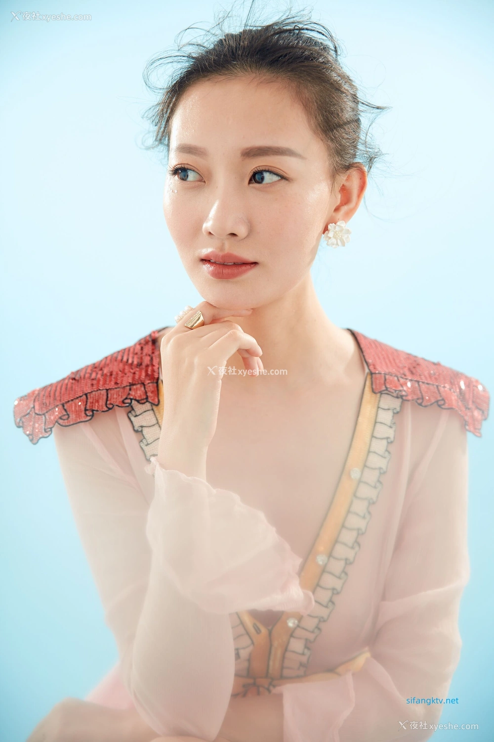 1P - 内地女演员曹成方子性感透点写真