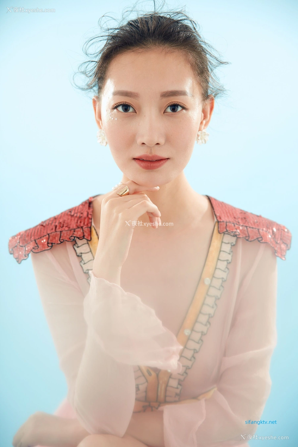 1P - 内地女演员曹成方子性感透点写真