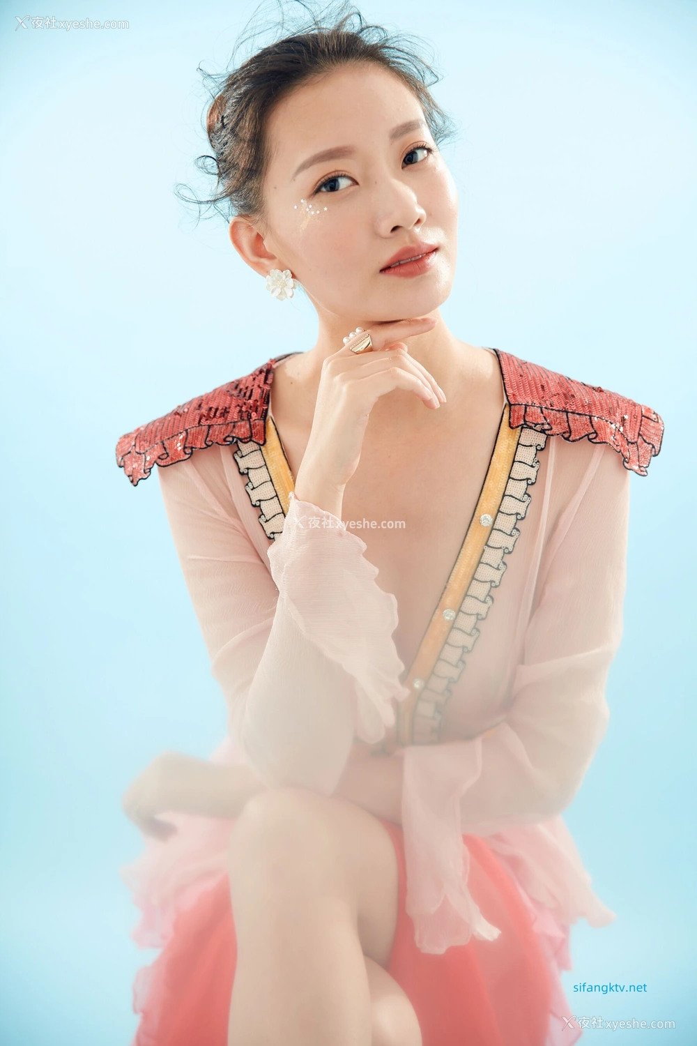 1P - 内地女演员曹成方子性感透点写真