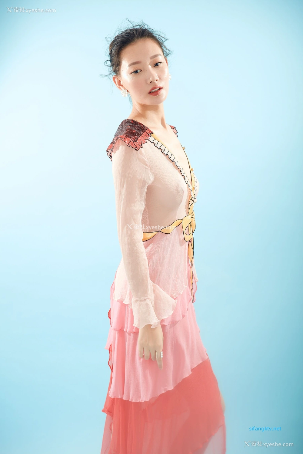 1P - 内地女演员曹成方子性感透点写真