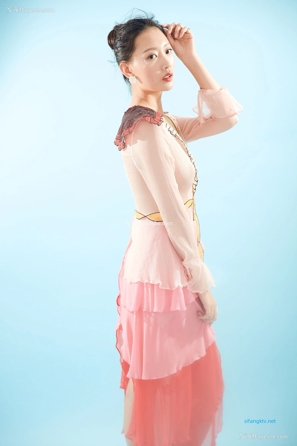 1P - 内地女演员曹成方子性感透点写真