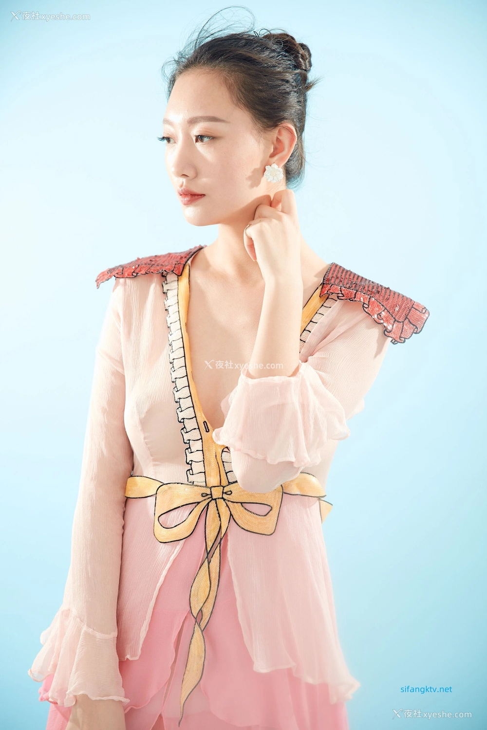 1P - 内地女演员曹成方子性感透点写真