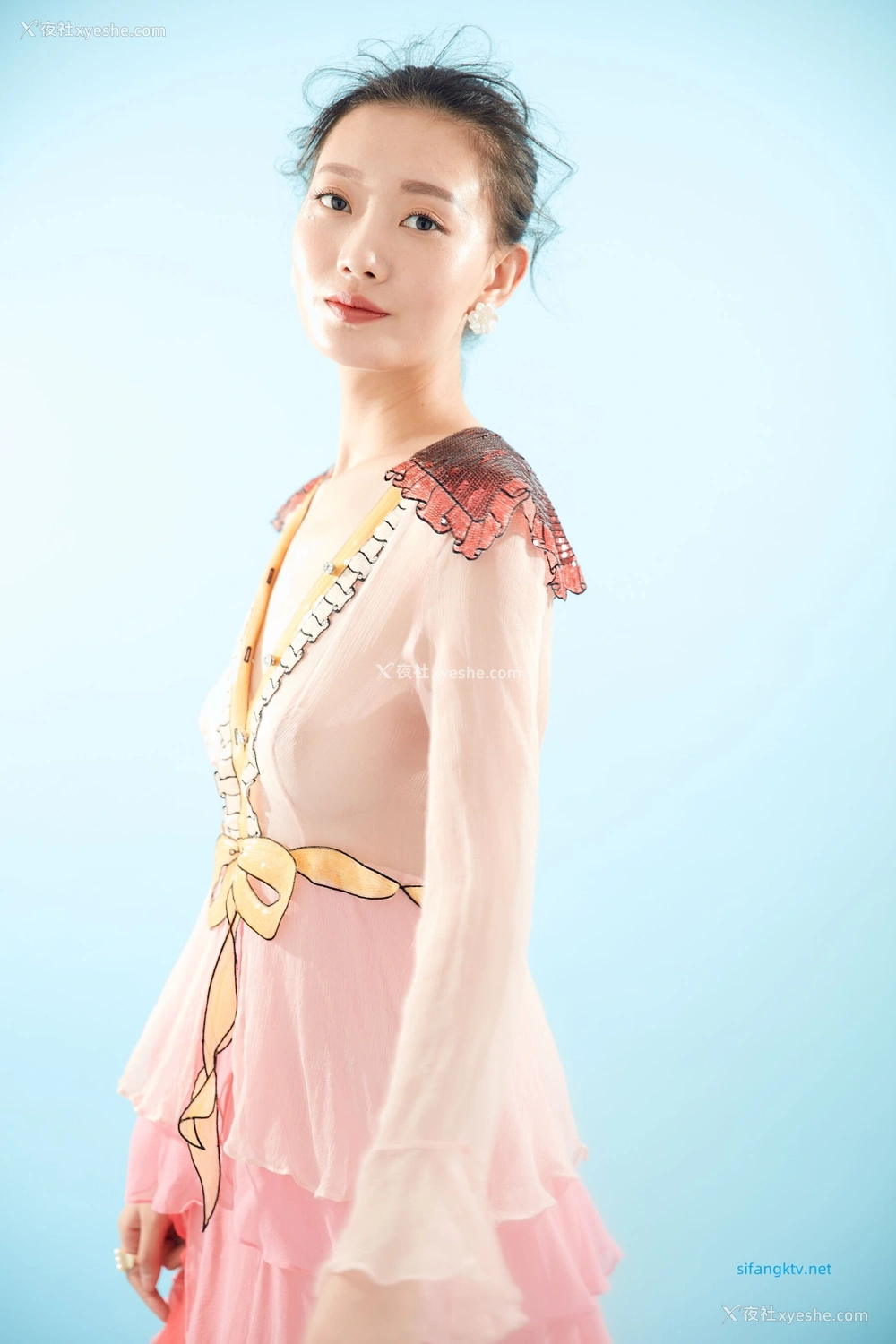1P - 内地女演员曹成方子性感透点写真