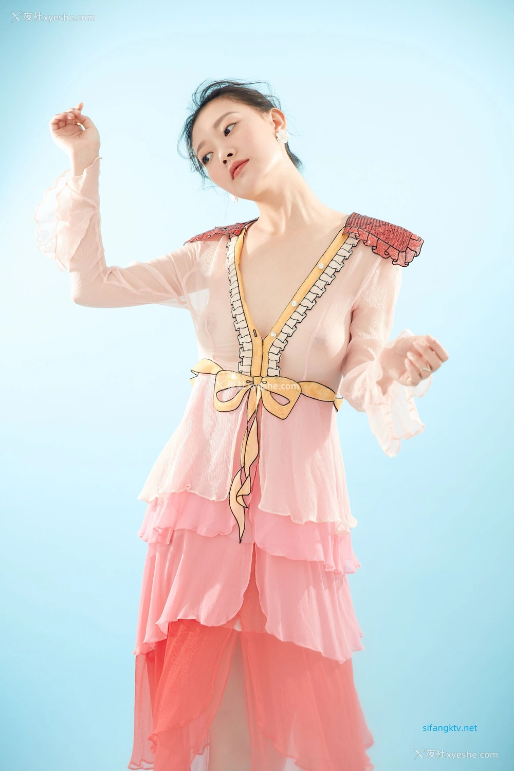 1P - 内地女演员曹成方子性感透点写真