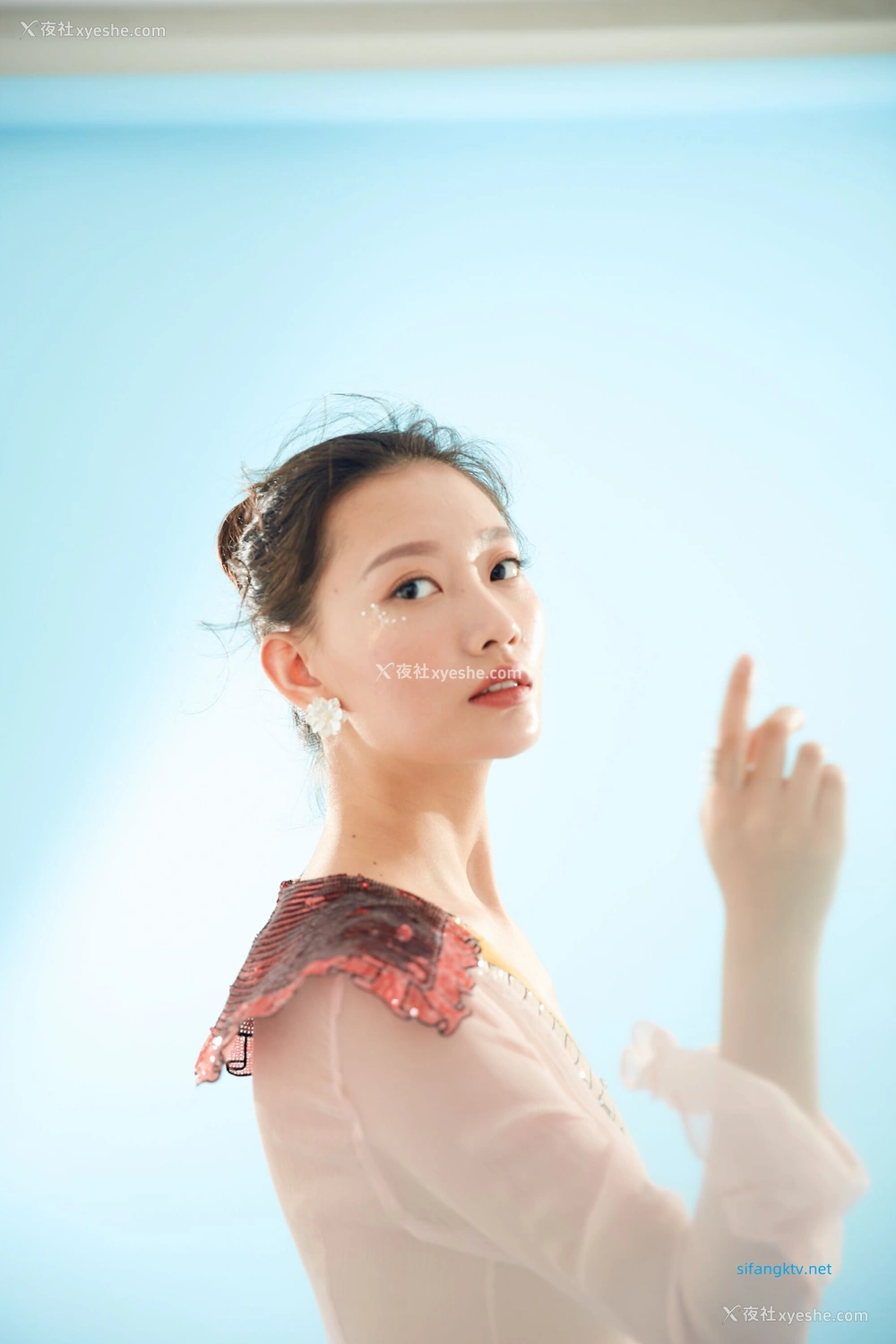 1P - 内地女演员曹成方子性感透点写真