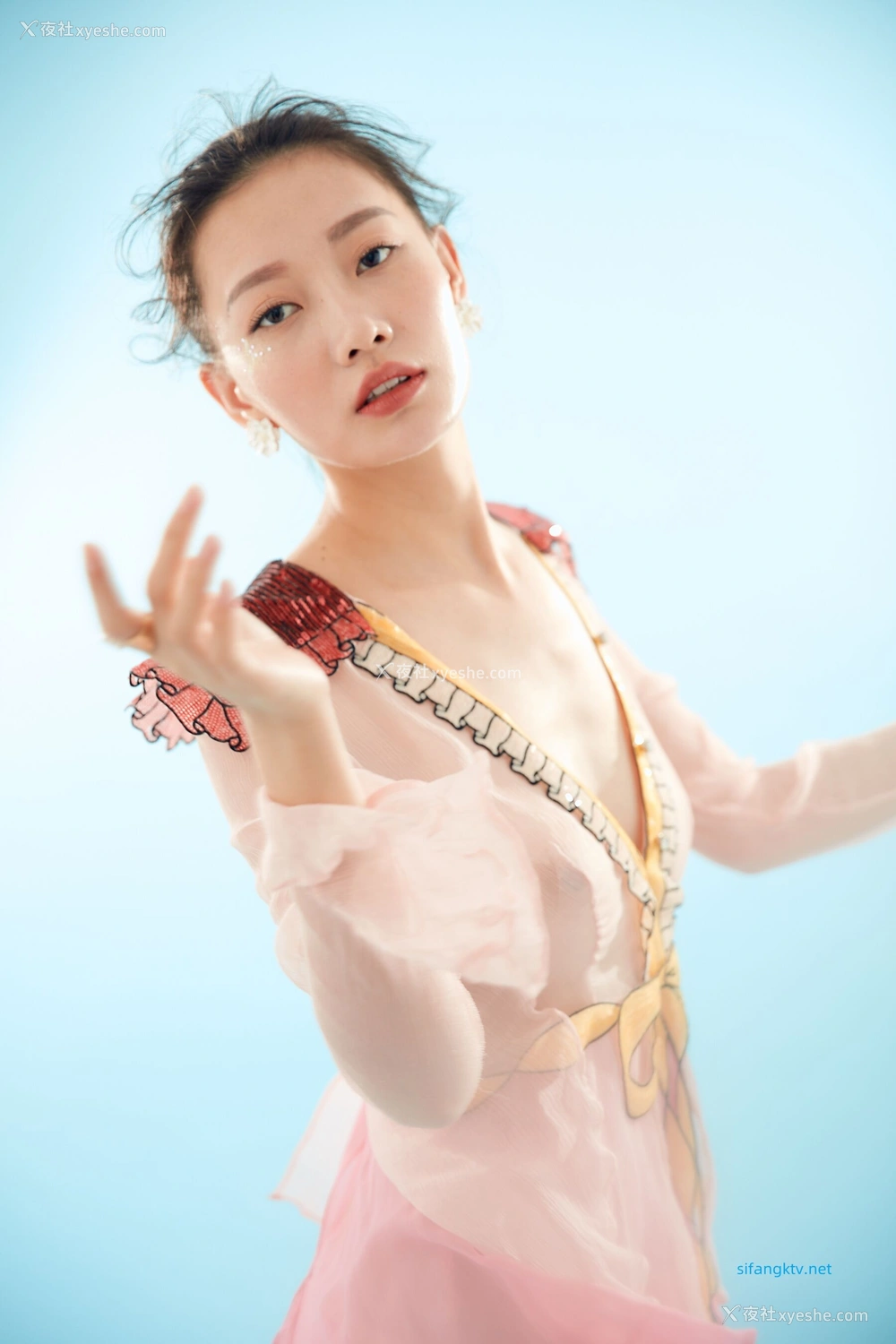 1P - 内地女演员曹成方子性感透点写真