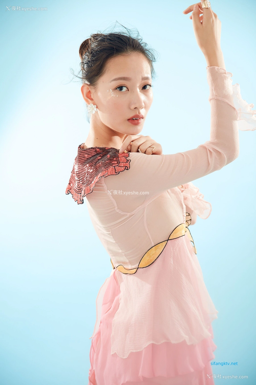 1P - 内地女演员曹成方子性感透点写真
