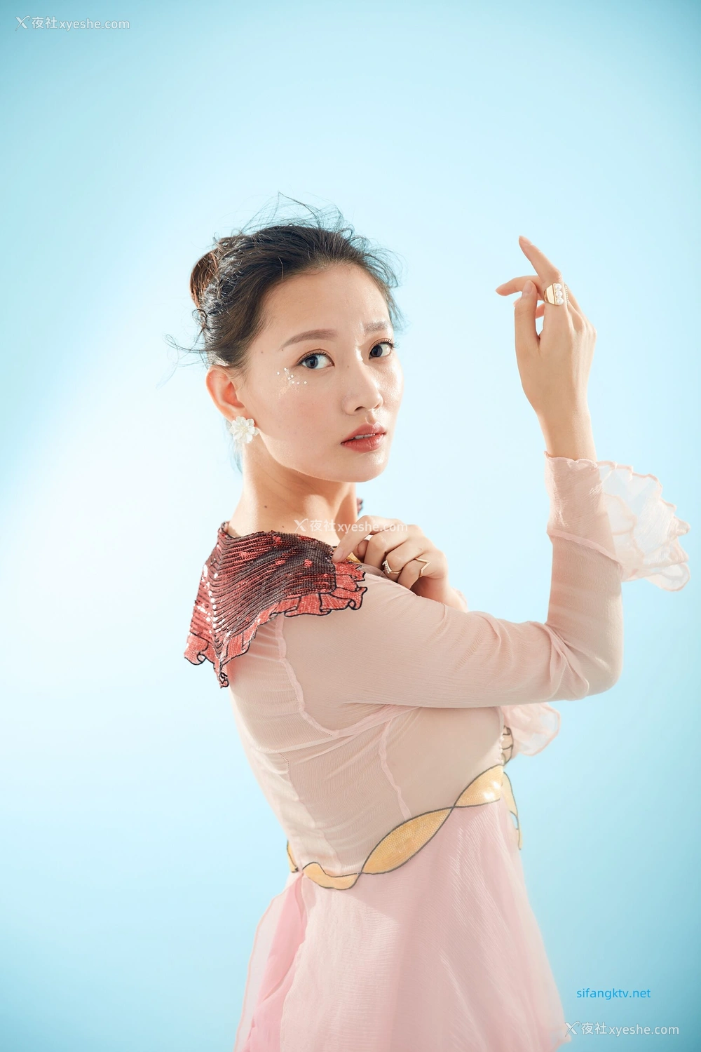 1P - 内地女演员曹成方子性感透点写真