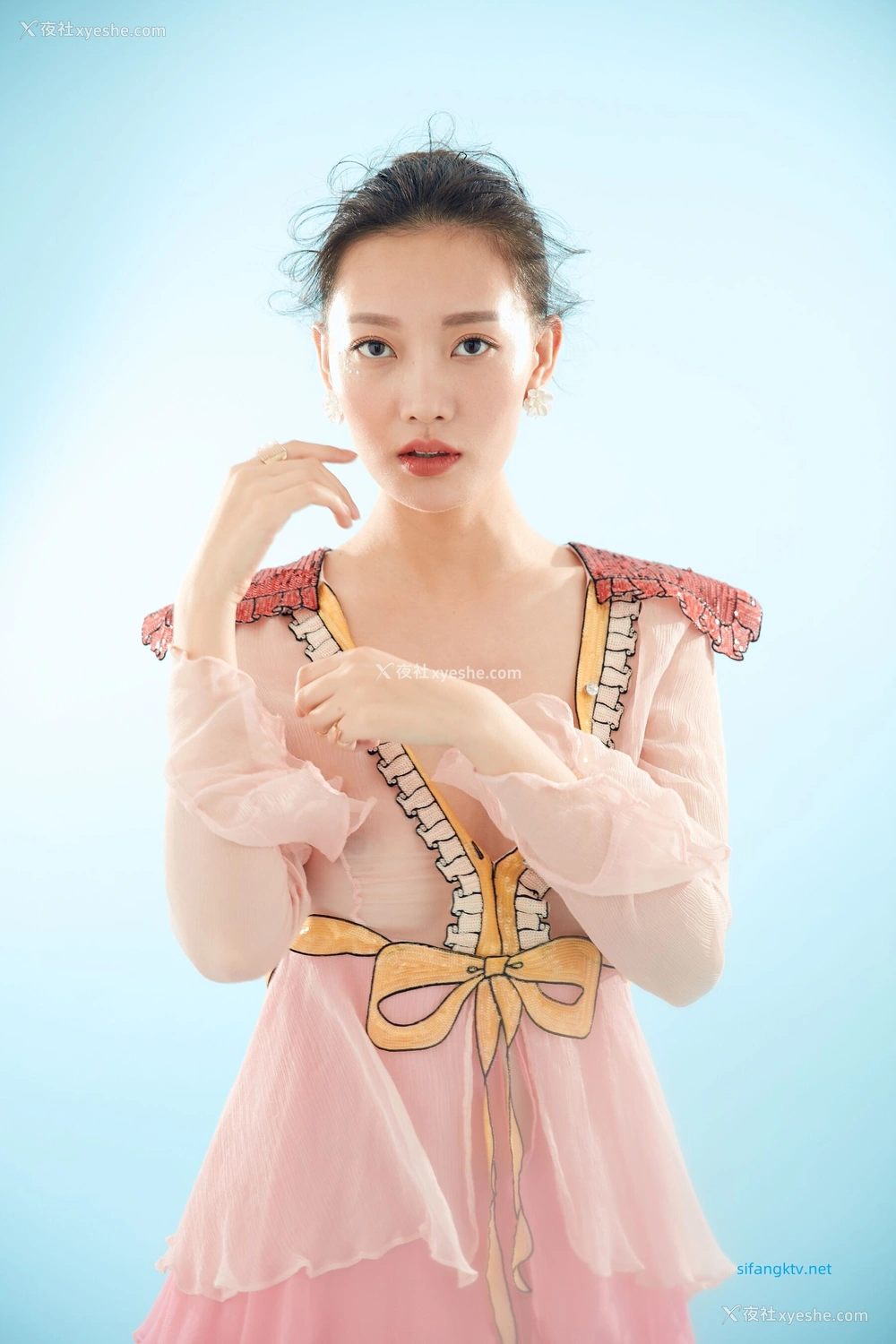 1P - 内地女演员曹成方子性感透点写真