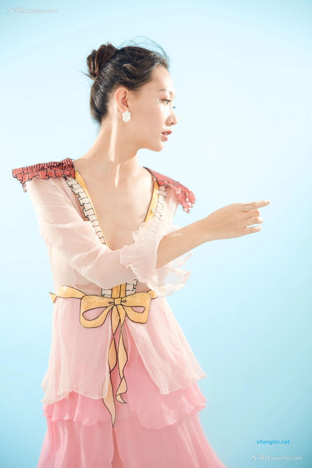 1P - 内地女演员曹成方子性感透点写真