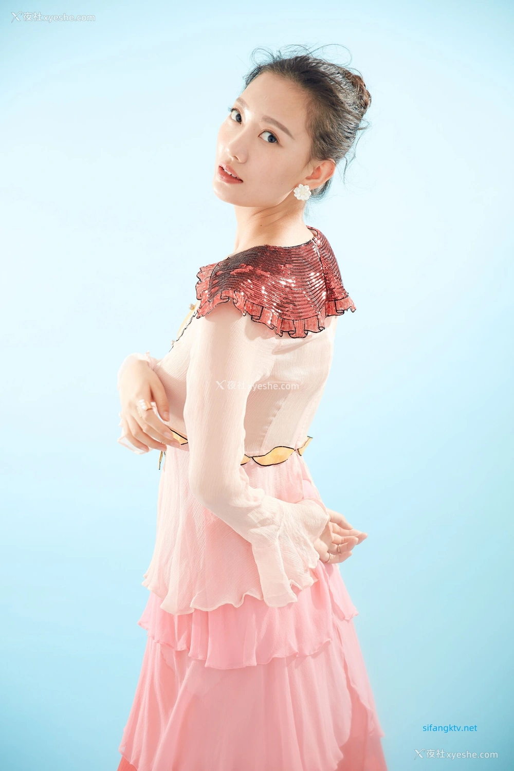 1P - 内地女演员曹成方子性感透点写真