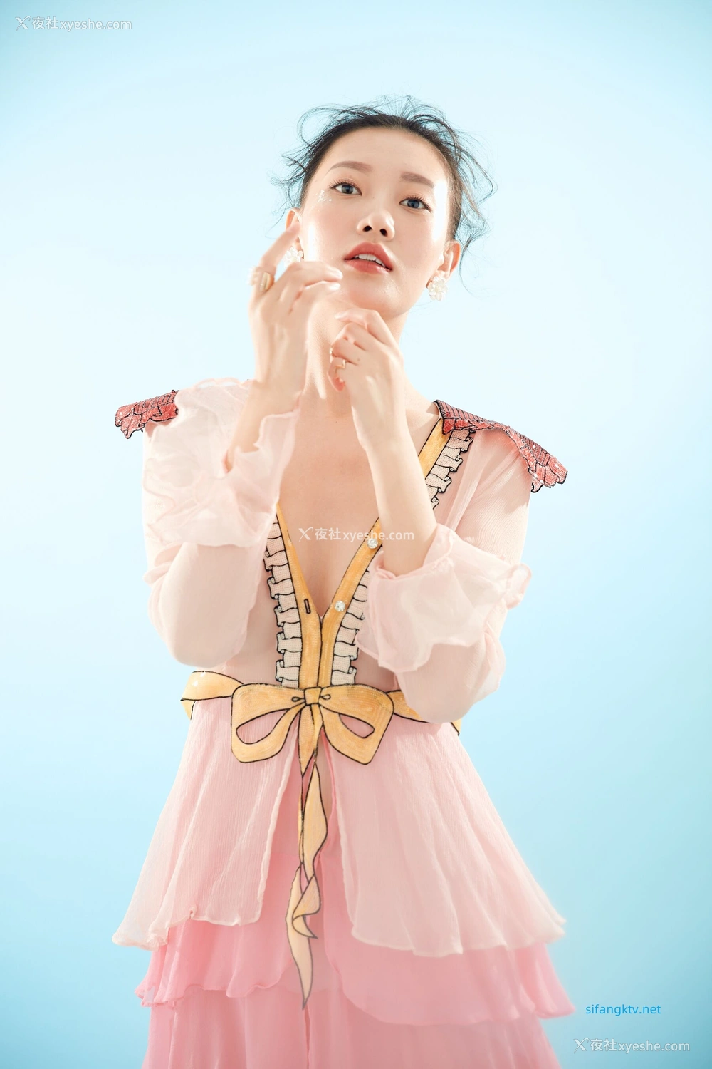 1P - 内地女演员曹成方子性感透点写真