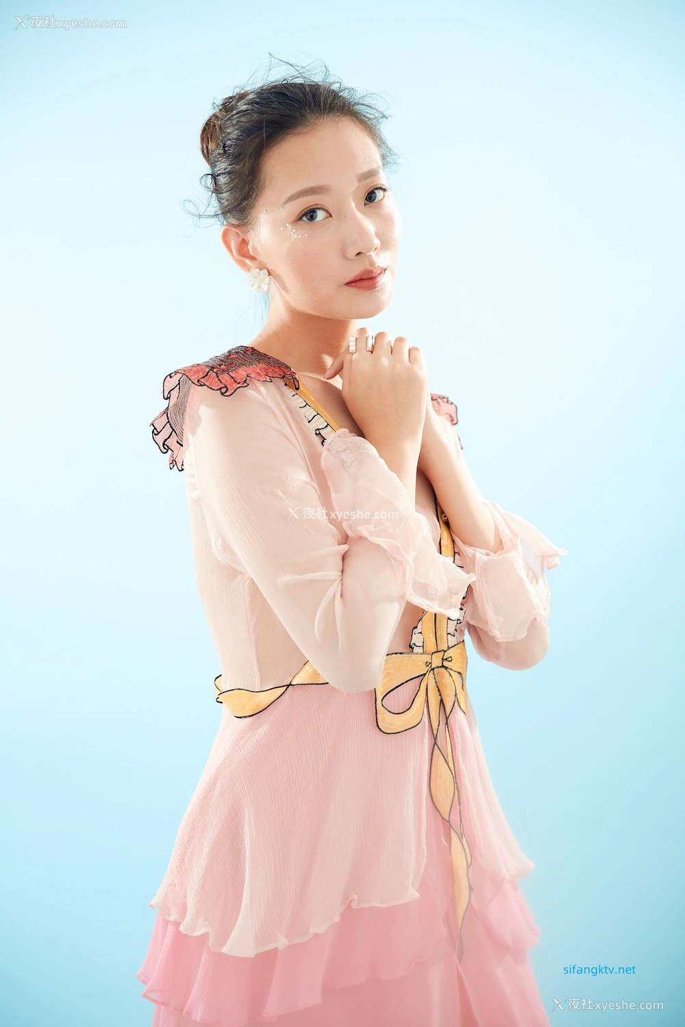 1P - 内地女演员曹成方子性感透点写真