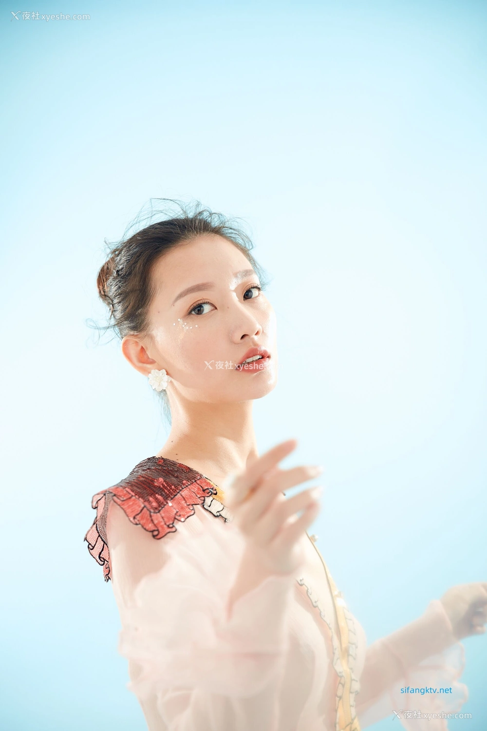 1P - 内地女演员曹成方子性感透点写真