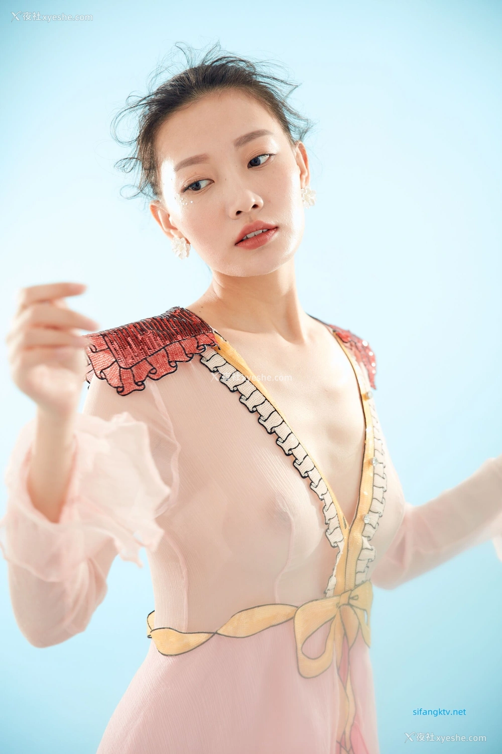 1P - 内地女演员曹成方子性感透点写真