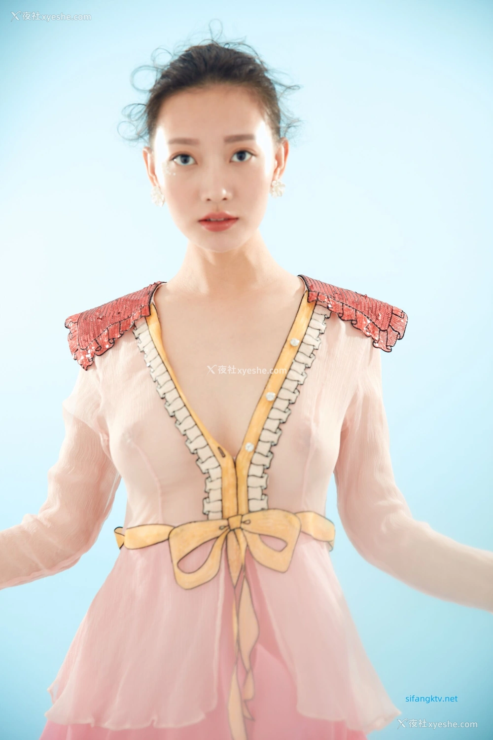 1P - 内地女演员曹成方子性感透点写真
